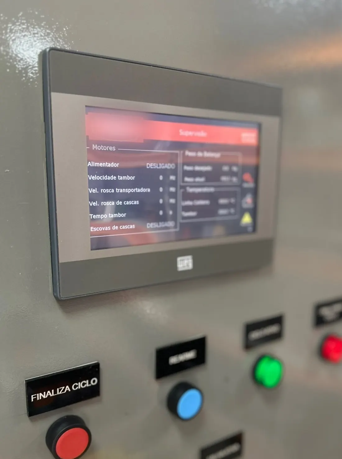 IHM instalada em porta de painel, com tela de supervisão de motores, pesagem e temperaturas