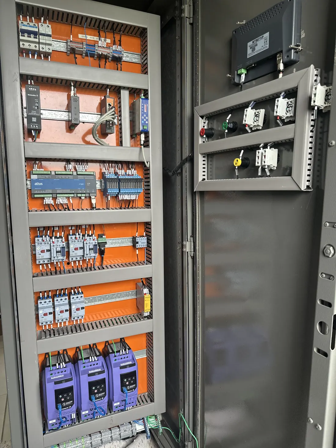 Painel de automação aberto, montado pela PRK, com CLP, inversores de frequência, relés de interface e comando na porta